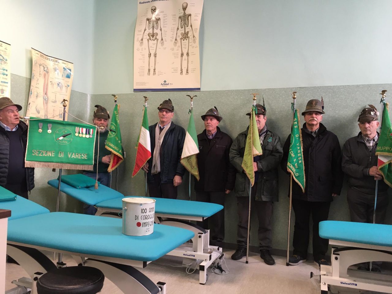 Ospedale di Cittiglio, cinque nuovi letti elettrici grazie agli alpini