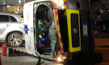 Ambulanza si ribalta sul Sempione, feriti i sanitari di Rho soccorso