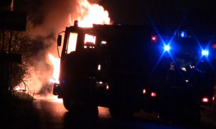 Auto in fiamme: arrivano i pompieri - FOTO