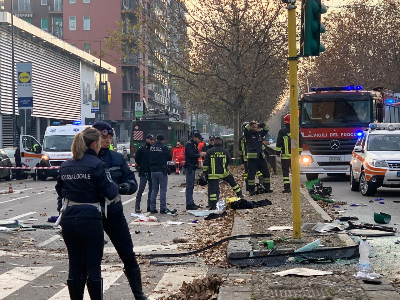 Il video dello scontro fra filobus e camion dei rifiuti a Milano