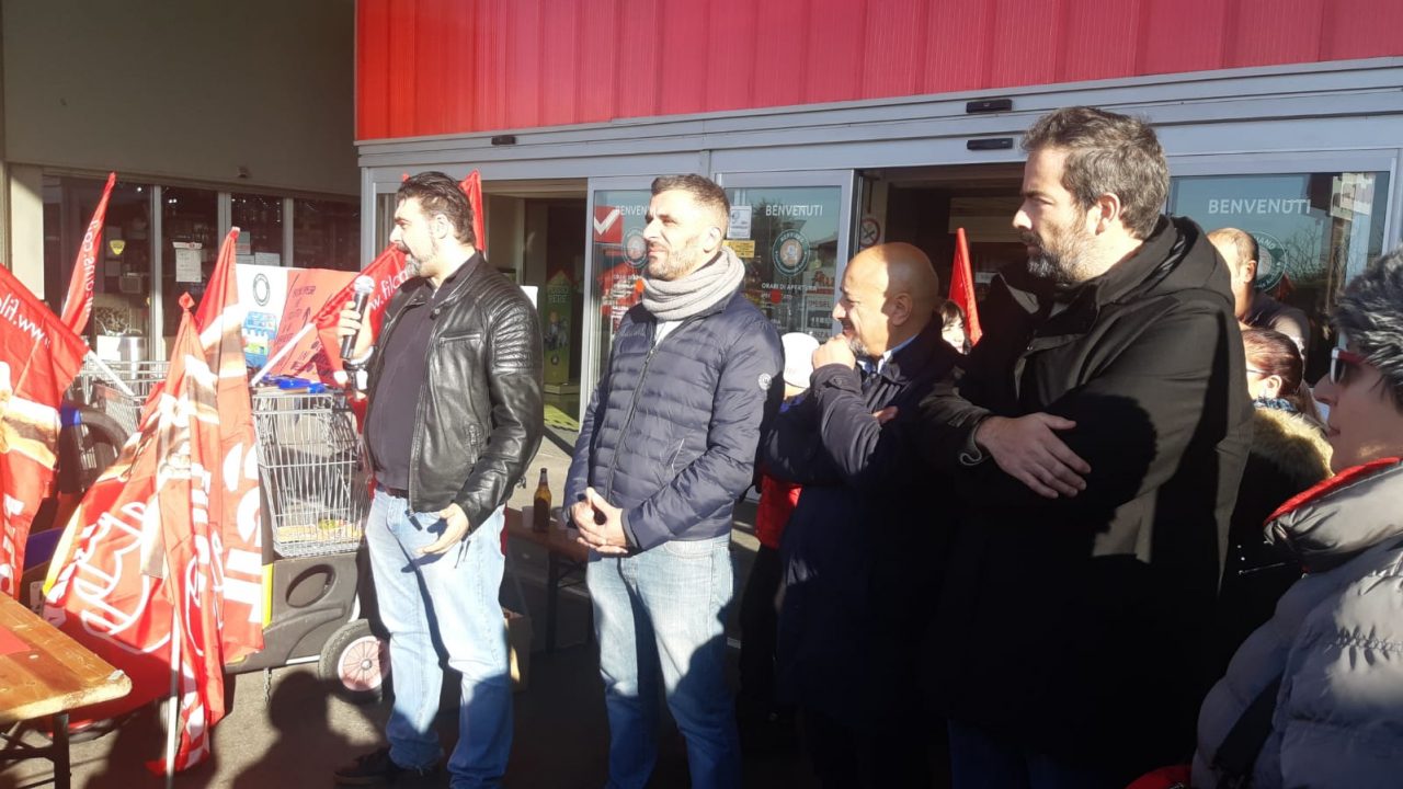 Lavoratori ex Auchan in presidio contro gli esuberi – FOTO
