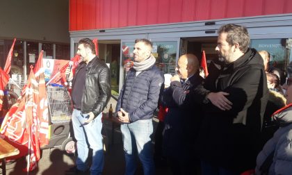 Lavoratori ex Auchan in presidio contro gli esuberi - FOTO