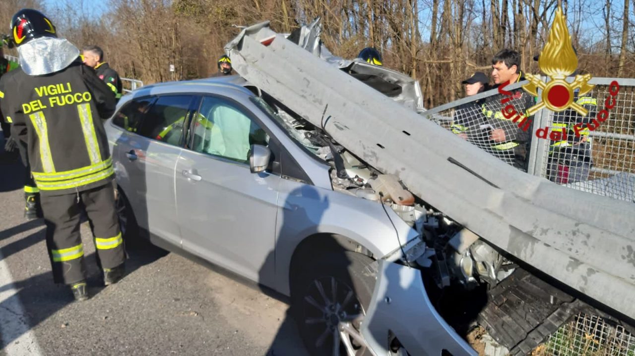 Incidente a Lomazzo all’uscita della A9, schianto contro guardrail – FOTO