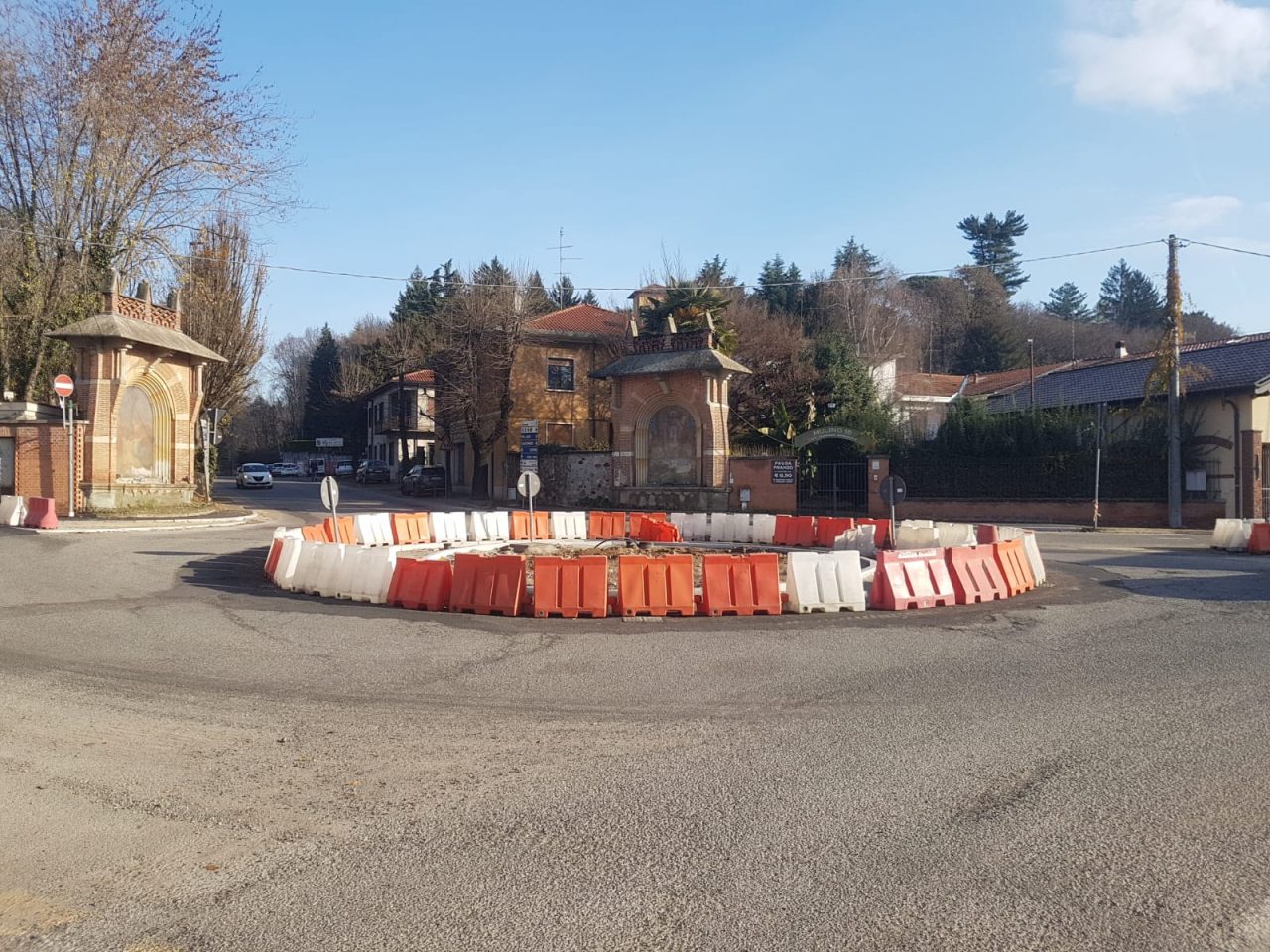 Rotonda di via Melzi, si torna alla normalità. Morbi: “Riapriamo la strada”