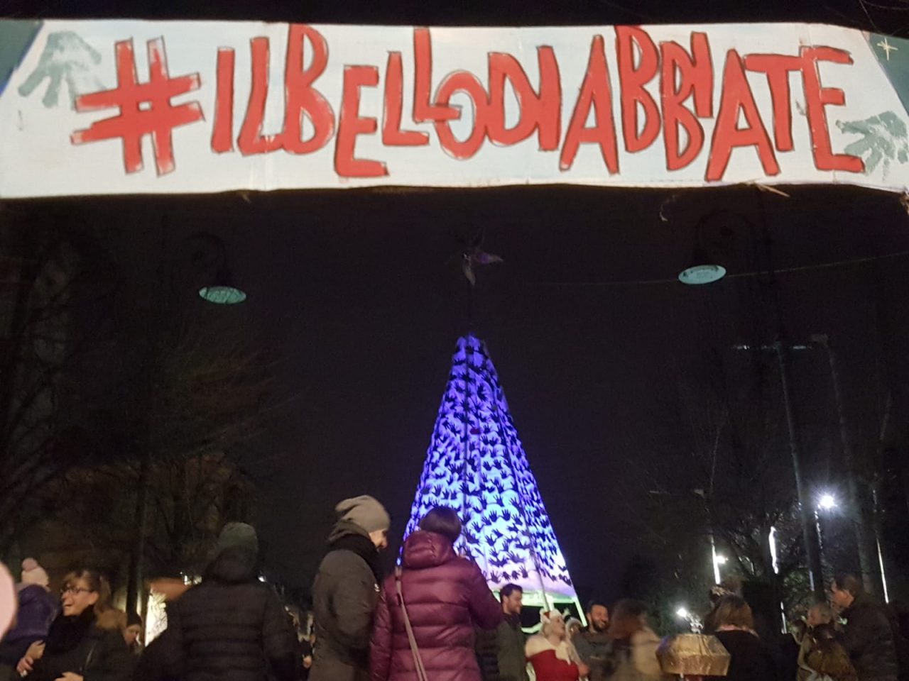 Centinaia di mani per “fare” un futuro migliore: Abbiate si accende con l’Albero del Riuso VIDEO  E FOTO