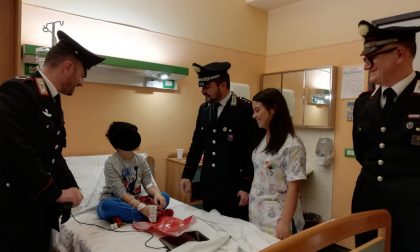 I Carabinieri in visita natalizia ai bambini dell'ospedale di Saronno