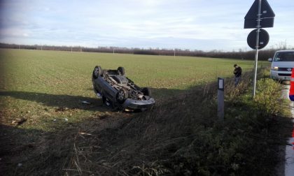 Scontro tra due auto: una si è ribaltata FOTO