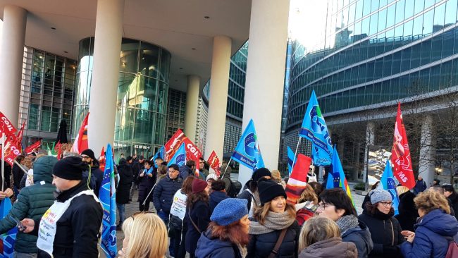 “Conad non ci vuole”: lavoratori Auchan protestano sotto la Regione FOTO