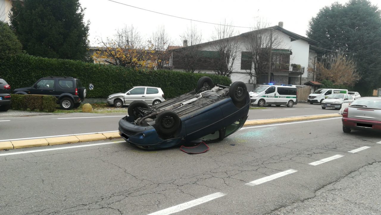 Auto si ribalta: coinvolto un 20enne FOTO