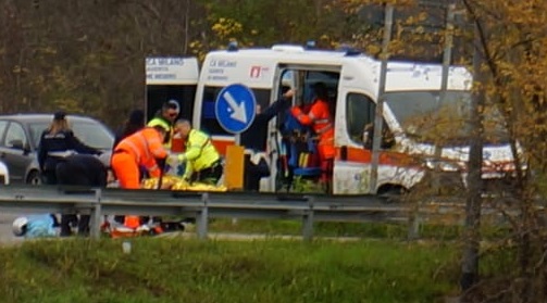 Gravissimo incidente tra auto e moto, arriva l’elisoccorso FOTO