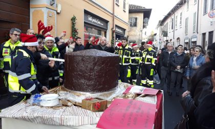 Un panettone da 100 chili a Castano Primo FOTO