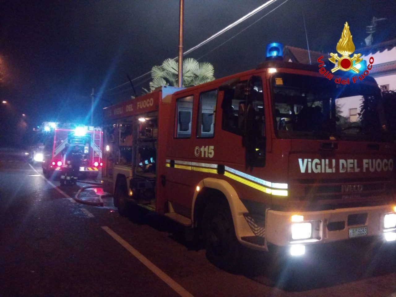 Canna fumaria in fiamme, Vigili del Fuoco al lavoro a Venegono VIDEO