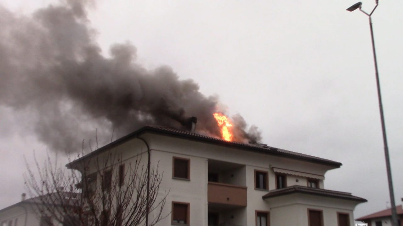 Tetto a fuoco, paura a Gorla Minore FOTO