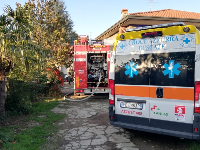 Legnaia avvolta dalle fiamme: intervengono i pompieri FOTO