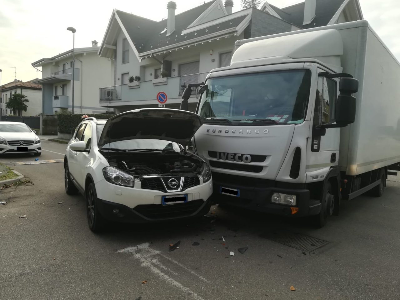 Scontro tra un camion e un’auto a Rescaldina FOTO