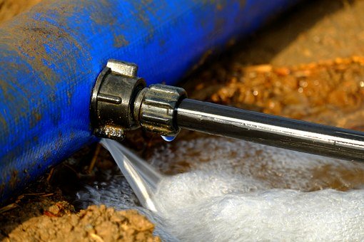 Allarme a Saronno per una grossa perdita d’acqua