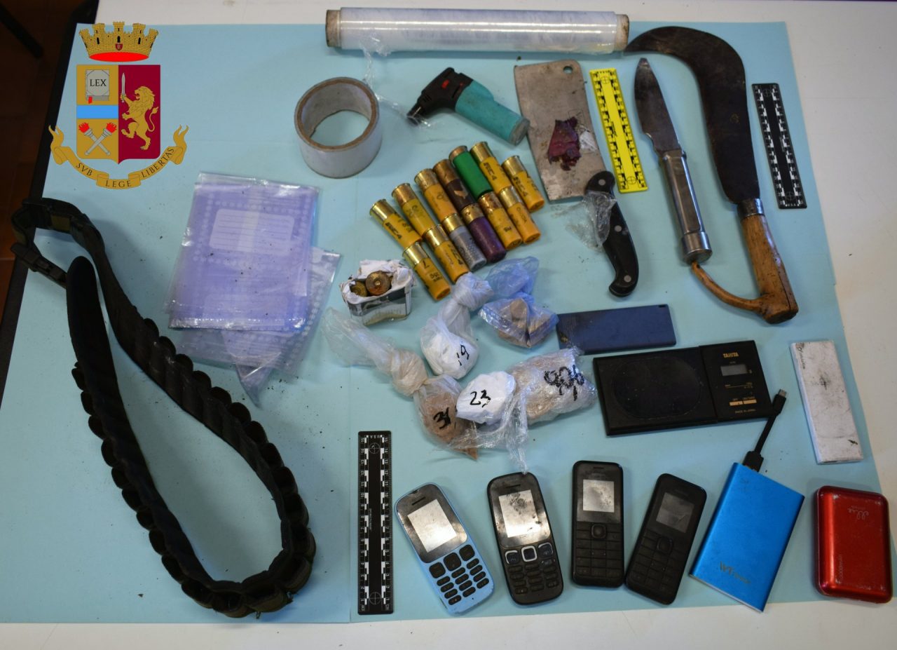 Polizia nei boschi di Tradate: sequestrati due etti di droga, armi e munizioni