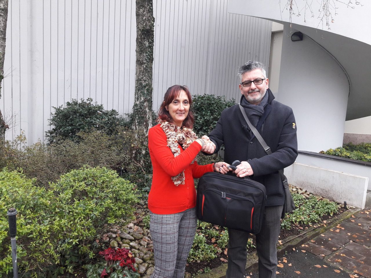 Trova una valigetta rubata e la restituisce al proprietario