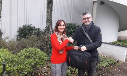 Trova una valigetta rubata e la restituisce al proprietario