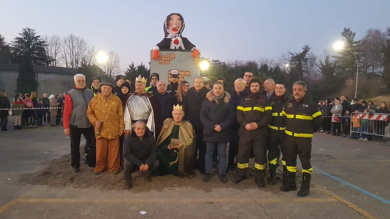 Brucia la Befana, in centinaia davanti al falò di Tradate FOTO