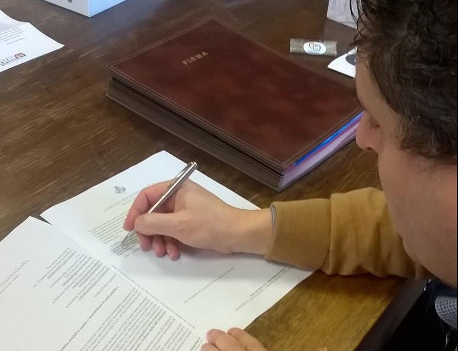 Vedano, il sindaco scrive a Prefetto e ditte: “Sistemate via Marconi, è pericolosa”