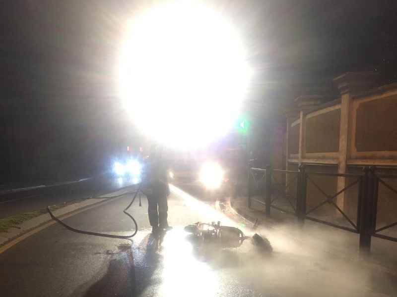 Motorino in fiamme: pompieri in azione