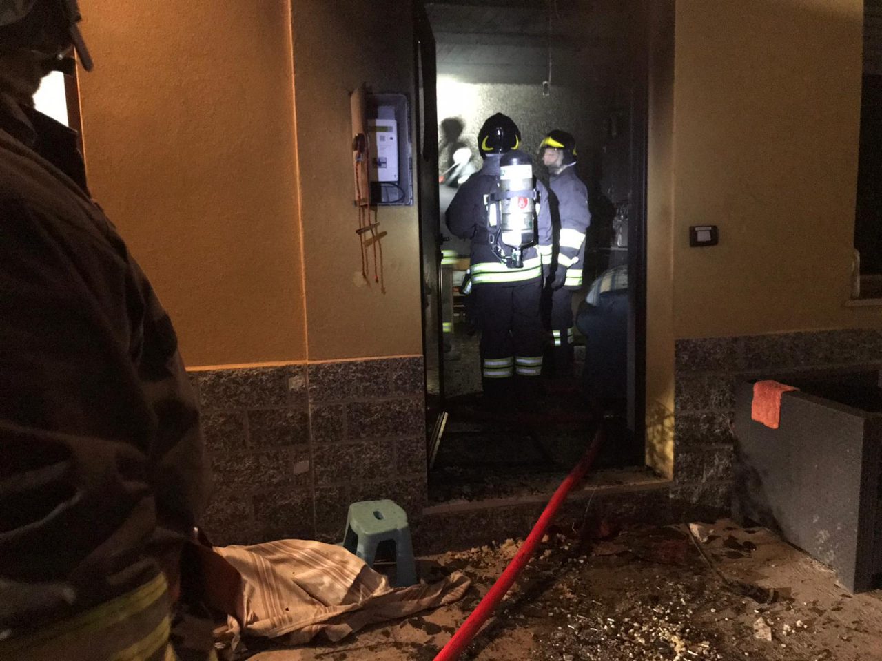 Incendio in un appartamento: coinvolta una persona anziana FOTO