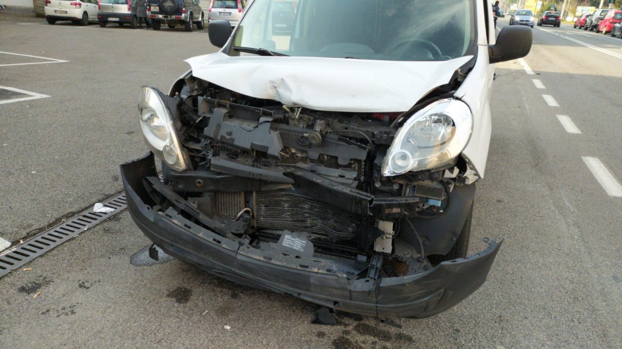 Incidente a catena: coinvolti tre veicoli FOTO