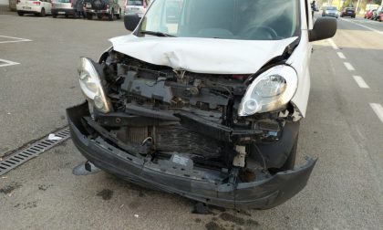 Incidente a catena: coinvolti tre veicoli FOTO