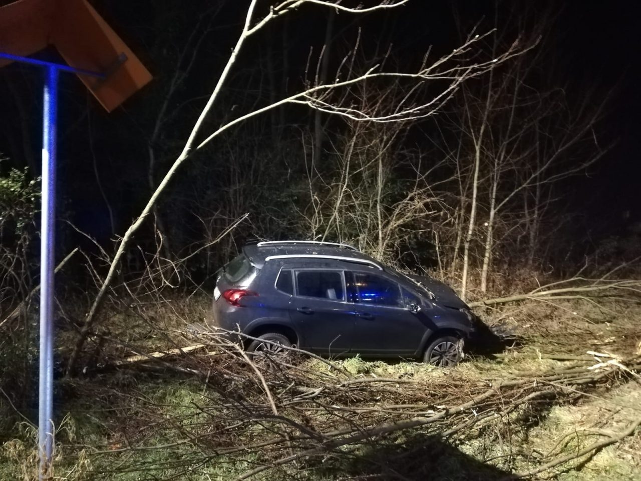 Perde il controllo dell’auto e finisce fuori strada