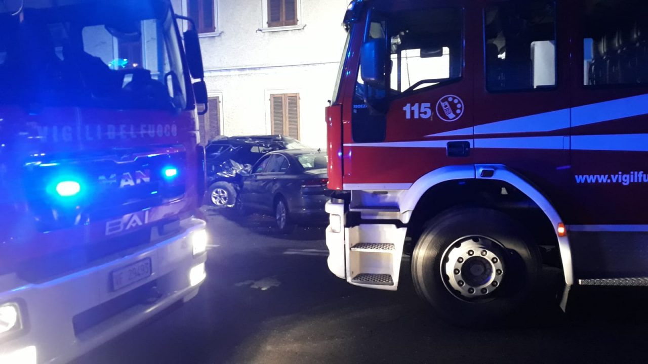 Terribile schianto a Castano: un uomo intrappolato in auto FOTO