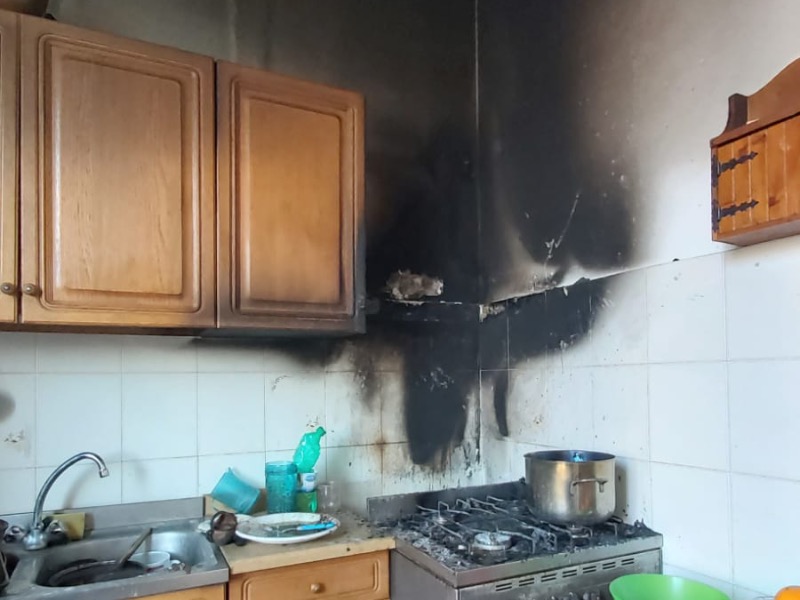 Si addormenta lasciando una pentola sul fuoco: incendio in cucina