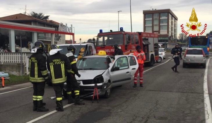 Scontro auto furgone: due feriti in Varesina