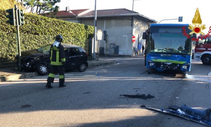 Scontro tra pullman e auto a Solbiate Olona