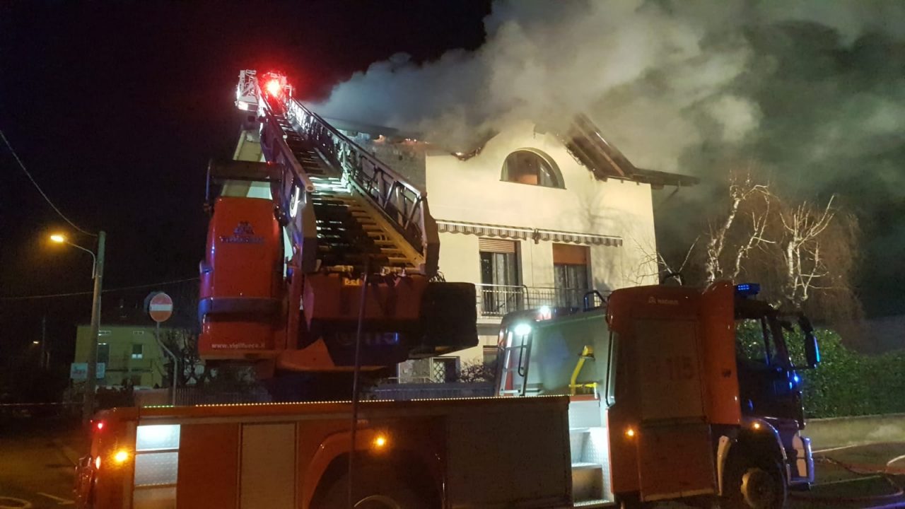 Fiamme nel sottotetto: a fuoco una casa di Venegono Superiore FOTO e VIDEO