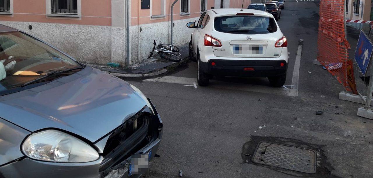 Incidente tra due auto e coinvolta anche una bici, feriti tre bambini