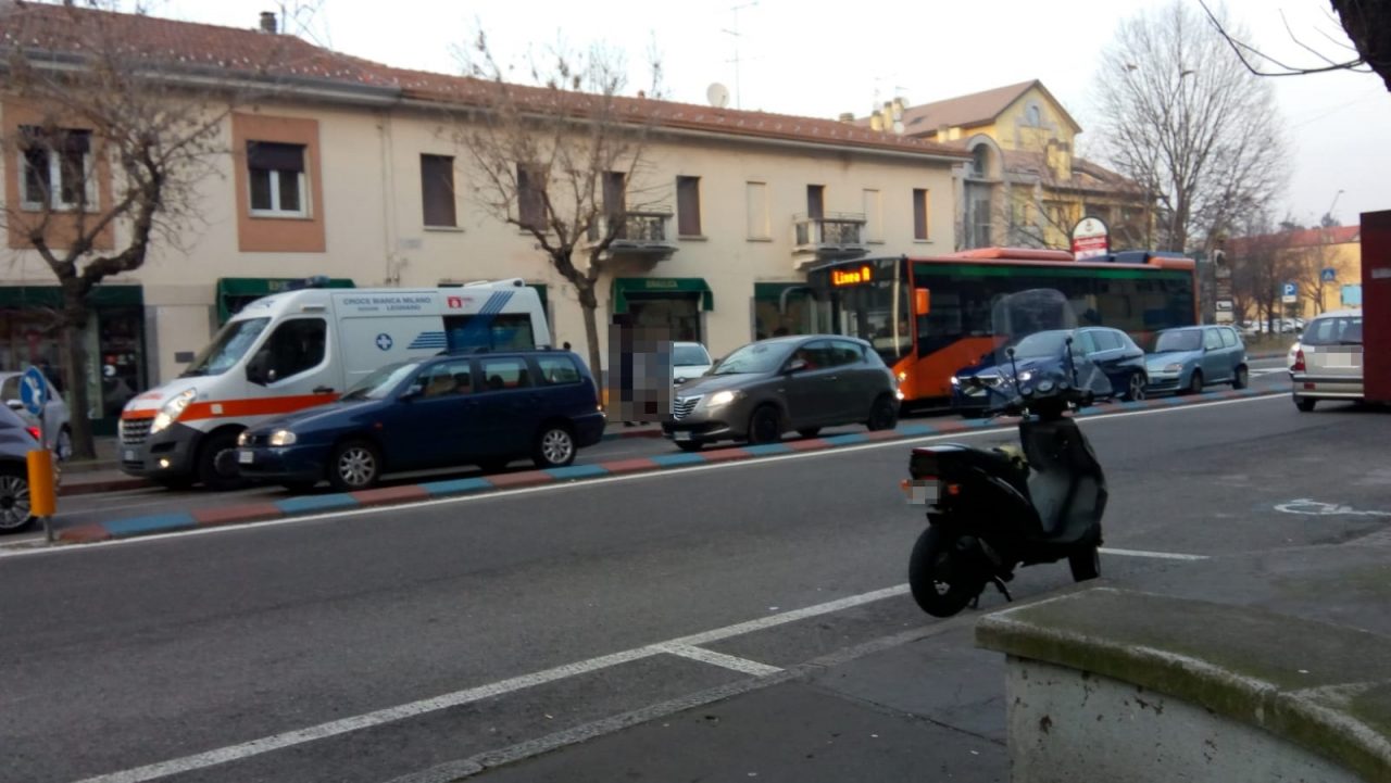 Pullman frena, passeggera cade a terra e finisce in ospedale