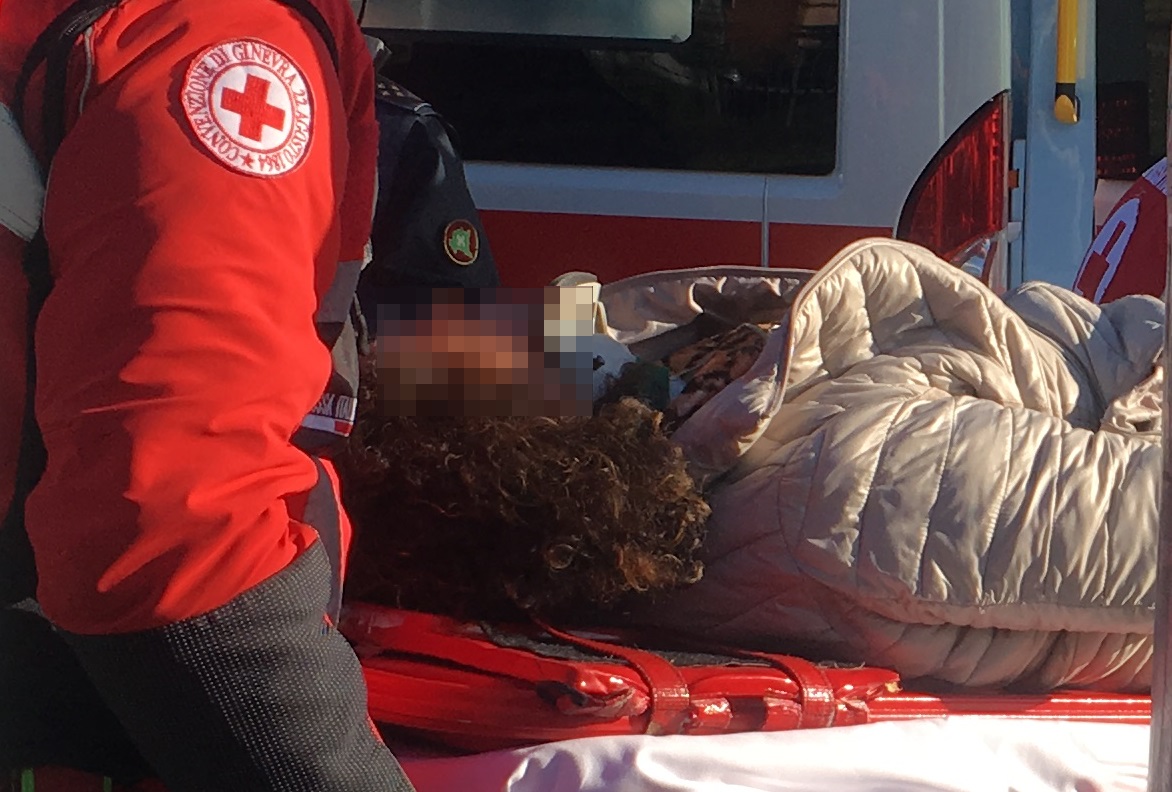 Ragazza investita dal camion dei rifiuti