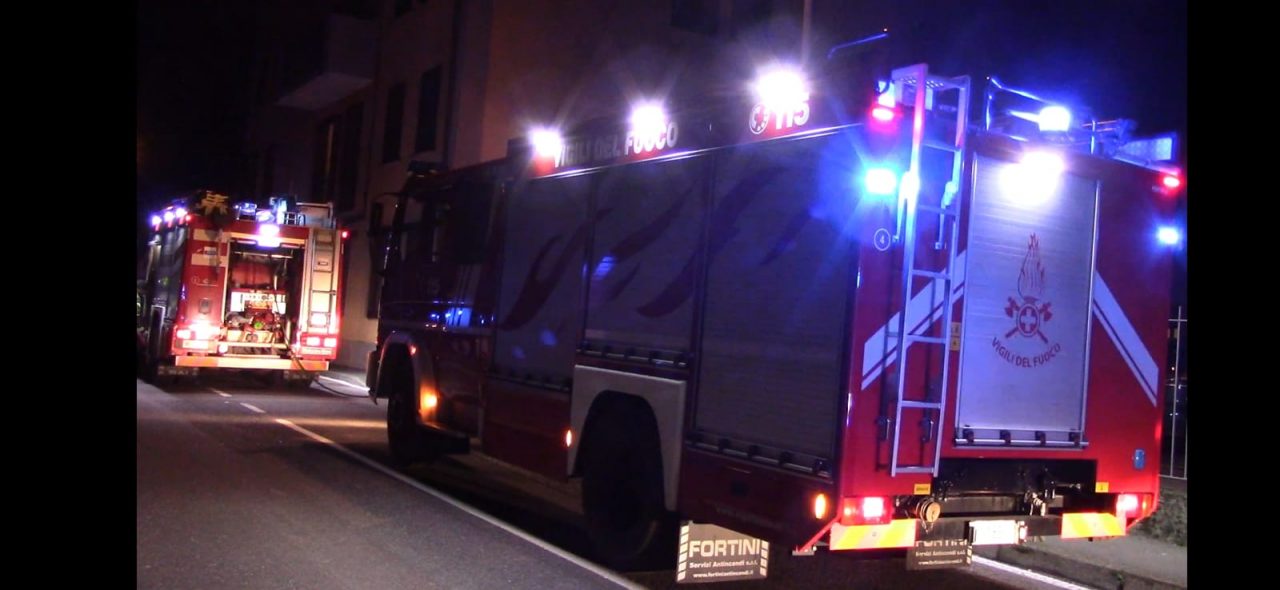 Garage in fiamme nella notte