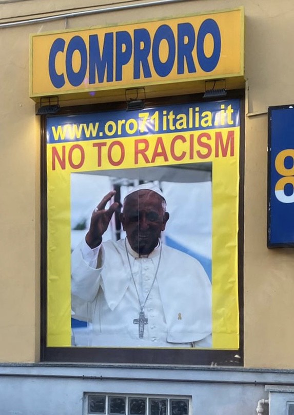 Papa Francesco nero, pubblicità choc contro il razzismo