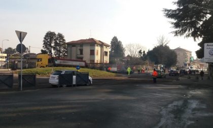 Rotonda sul Sempione, via i crateri dalla strada