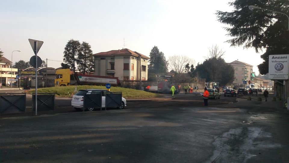Rotonda sul Sempione, via i crateri dalla strada