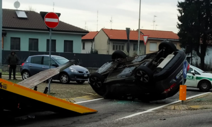 Auto ribaltata, paura a Parabiago FOTO