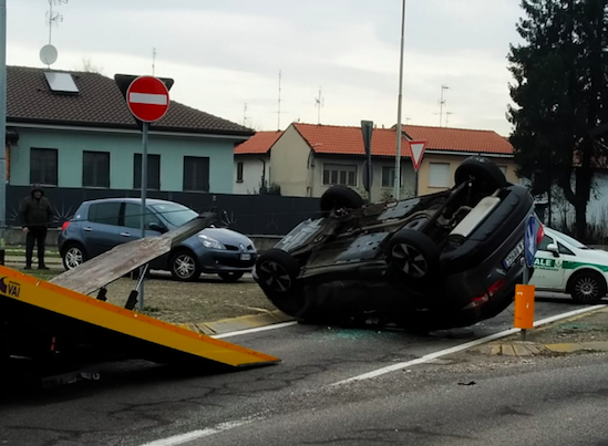 Auto ribaltata, paura a Parabiago FOTO