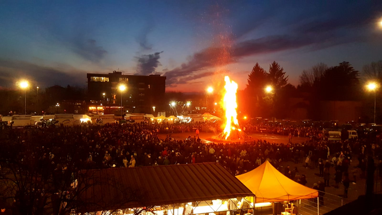 Falò di Tradate, in migliaia in piazza mercato FOTO
