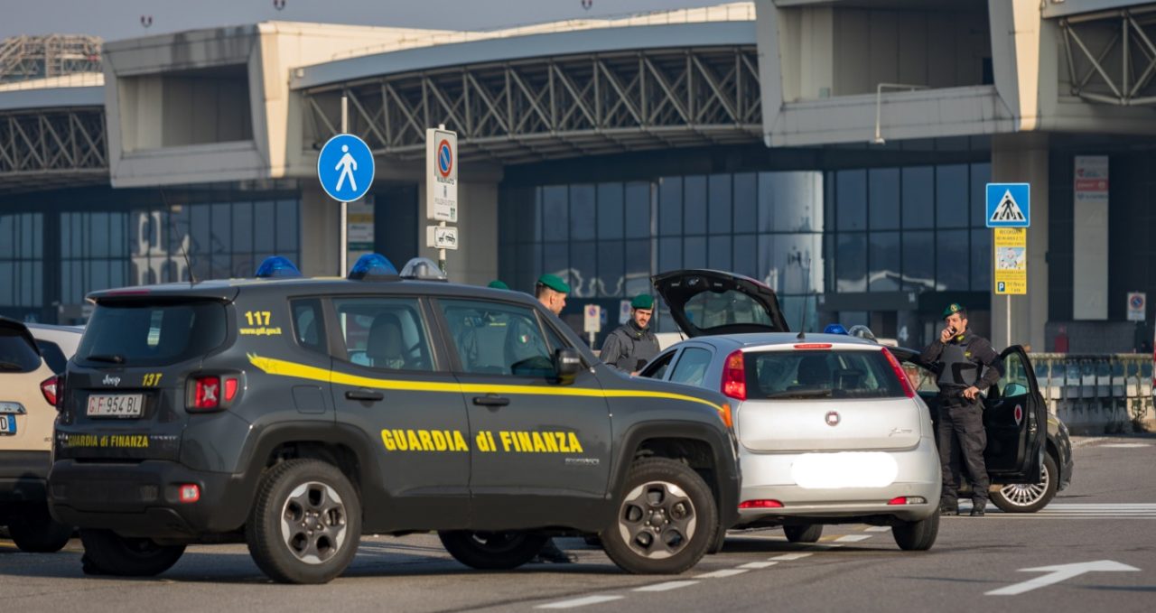 Tassisti irregolari e abusivi a Malpensa: multe per oltre 70mila euro