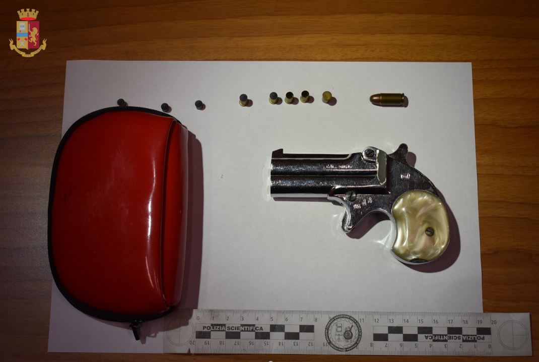 Pistola clandestina trovata nei rovi tra Cassano e Busto Arsizio