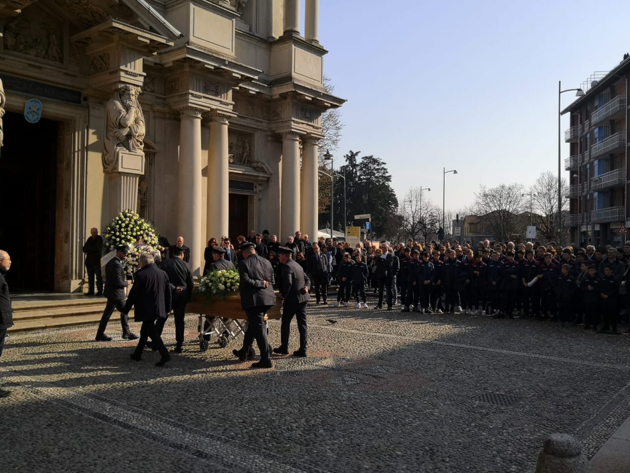 Addio al signor Disaronno: folla al funerale FOTO