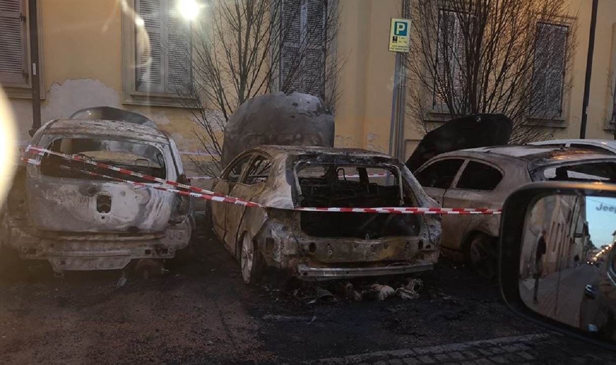 Tre macchine bruciate nella notte in centro a Ceriano Laghetto