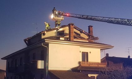 Incendio, brucia tetto di una casa a Venegono Superiore